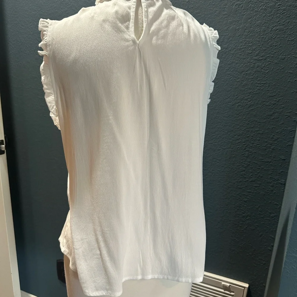 Chic Ruffled White Blouse - Picture 4 of 7